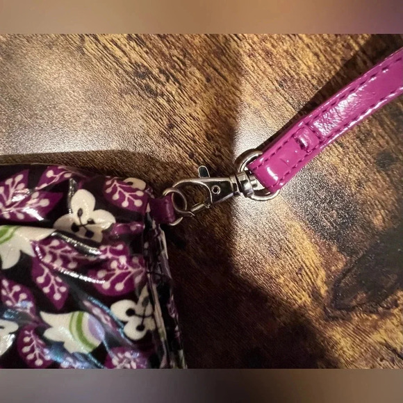 RETIRED: Vera Bradley | Ladies Concert Crossbody Plum Petals Frill handbag. - Picture 6 of 16